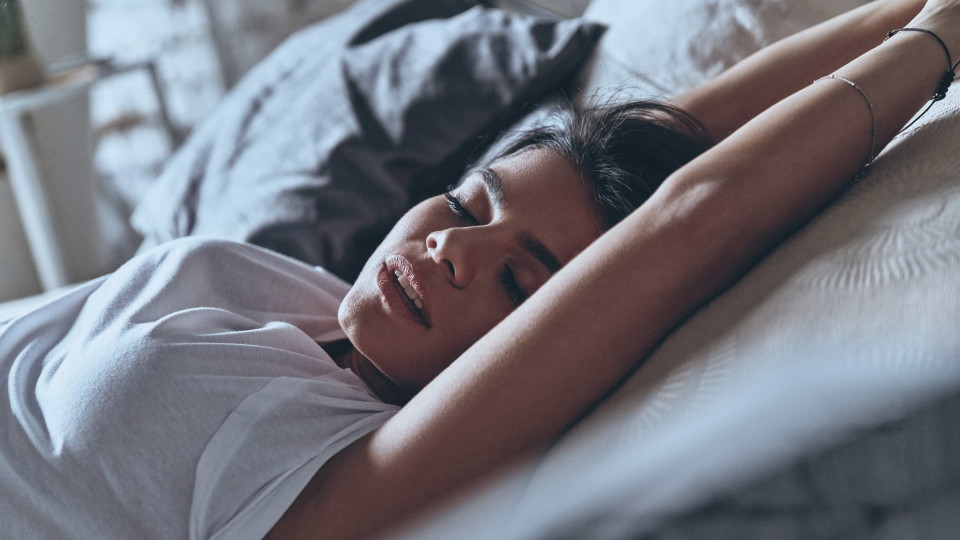 Faz bem dormir sem almofada? Cinco benefícios e cinco desvantagens