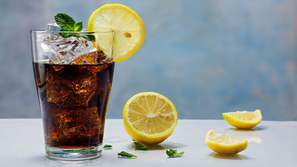 Lavar o cabelo com coca-cola. Saiba mais sobre a nova e polémica moda