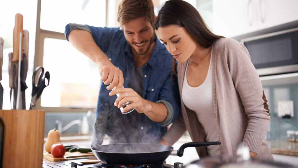 Grelhar, assar, cozer e fritar: Qual é a forma mais saudável de cozinhar?