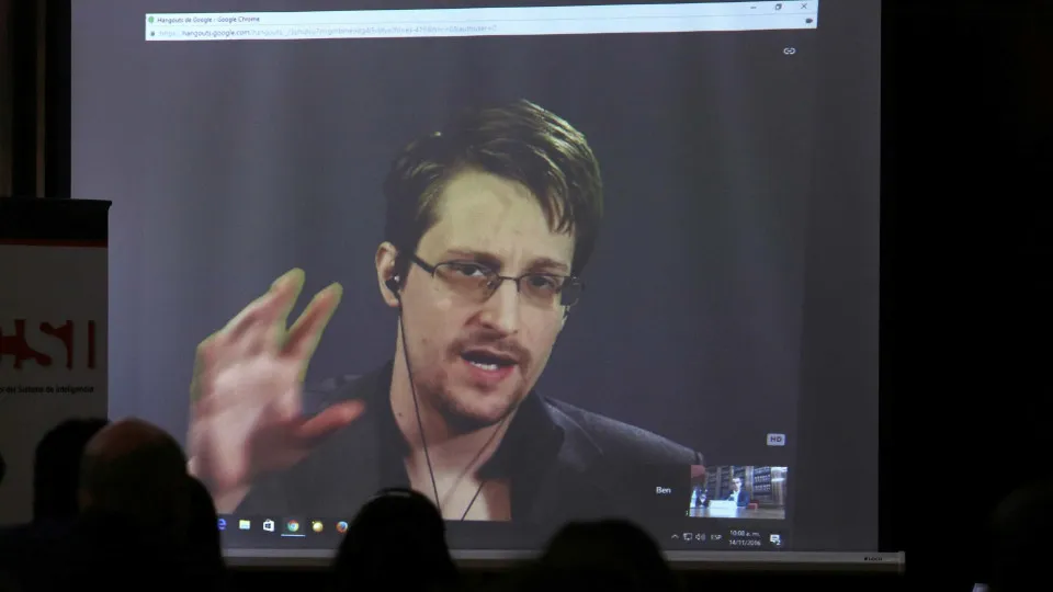 França nega pedido de asilo ao ex-agente americano Edward Snowden