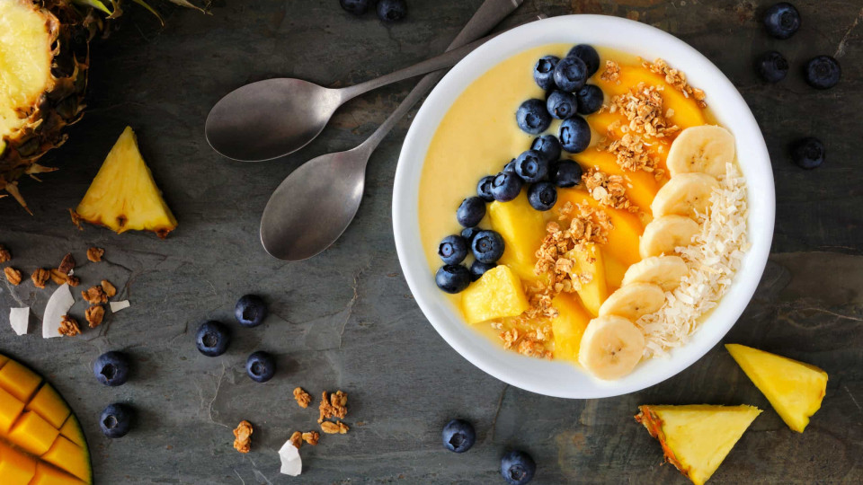 Receita fácil e nutritiva de smoothie bowl de manga, uma delícia saudável