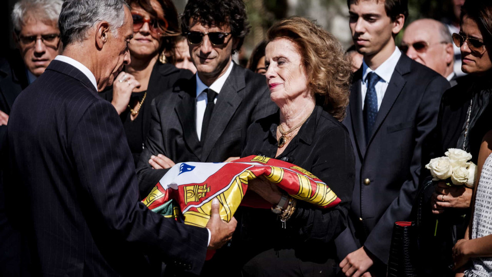 Entrega da bandeira a mulher de Freitas do Amaral marca fim de cerimónias