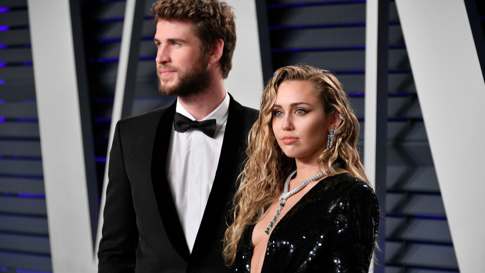 Fonte afirma que Liam Hemsworth "ainda ama" Miley Cyrus