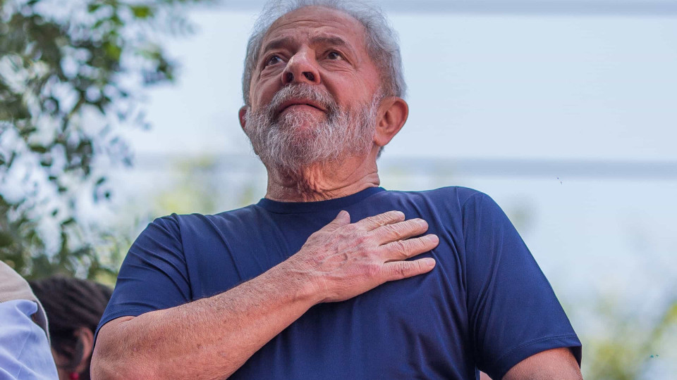 Lula em entrevista. "Bolsonaro está a dar autorização para vender Brasil"