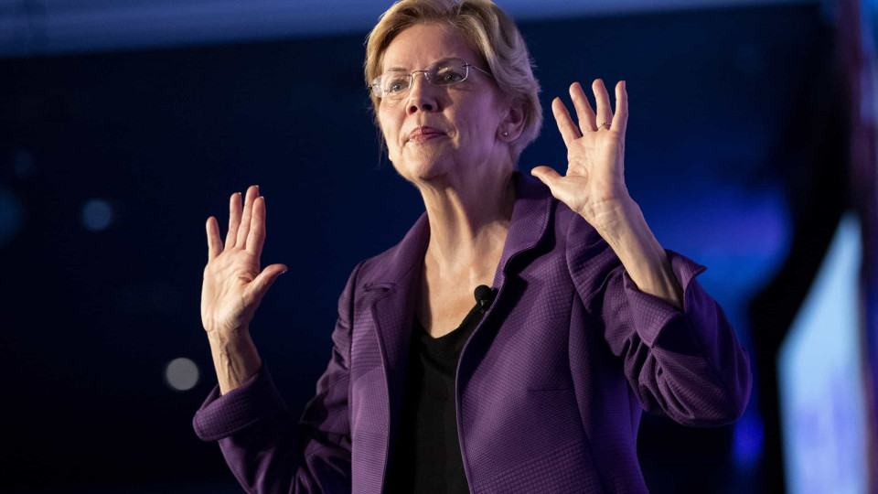 Críticas a Warren e destituição de Trump dominam primárias democratas