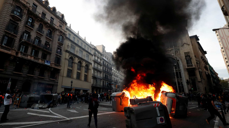 Confrontos em Barcelona em dia de 'greve geral'. Há detidos