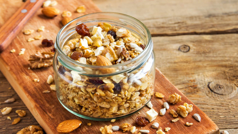 Antes de comer granola ao pequeno-almoço, leia este artigo