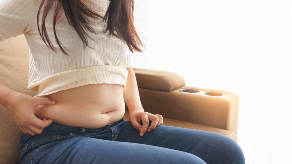 Oito dicas para acabar com a barriga inchada sem fazer abdominais