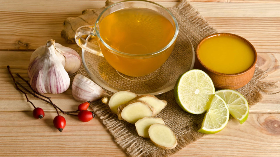 Três receitas fáceis e potentes de chá de alho que afastam doenças