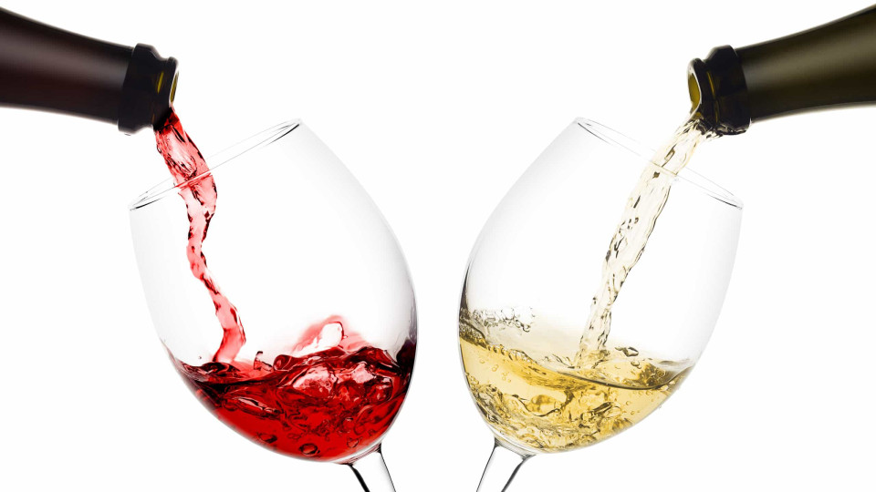 Duelo de titãs. Vinho tinto ou vinho branco: Qual tem menos calorias?