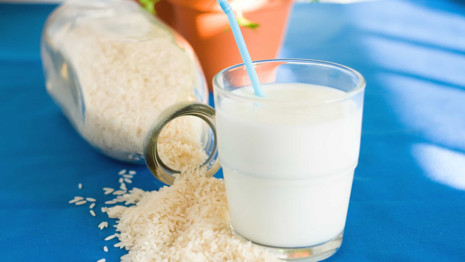 Bebida de arroz. As vantagens e desvantagens em relação ao leite de vaca