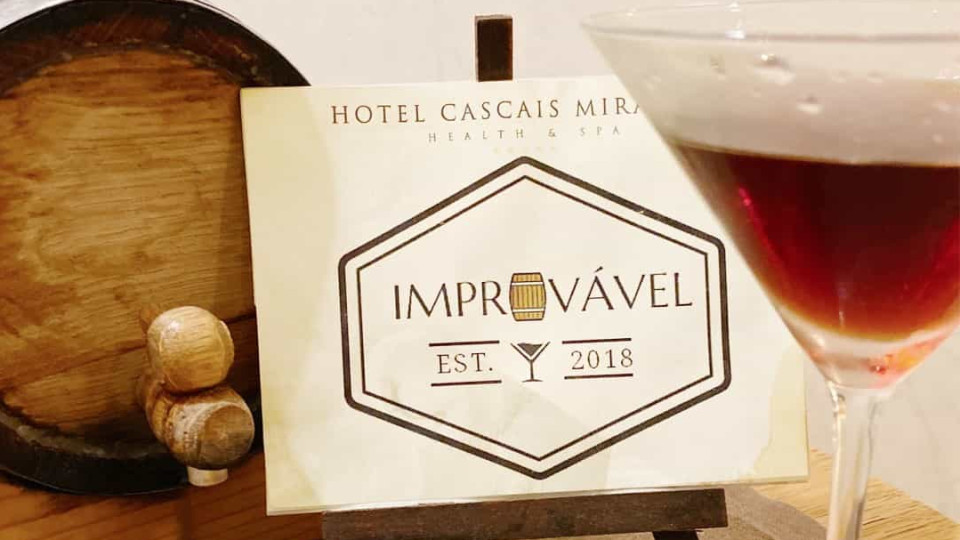 Hotel Cascais Miragem lança cocktail 'Improvável' inspirado no Manhattan