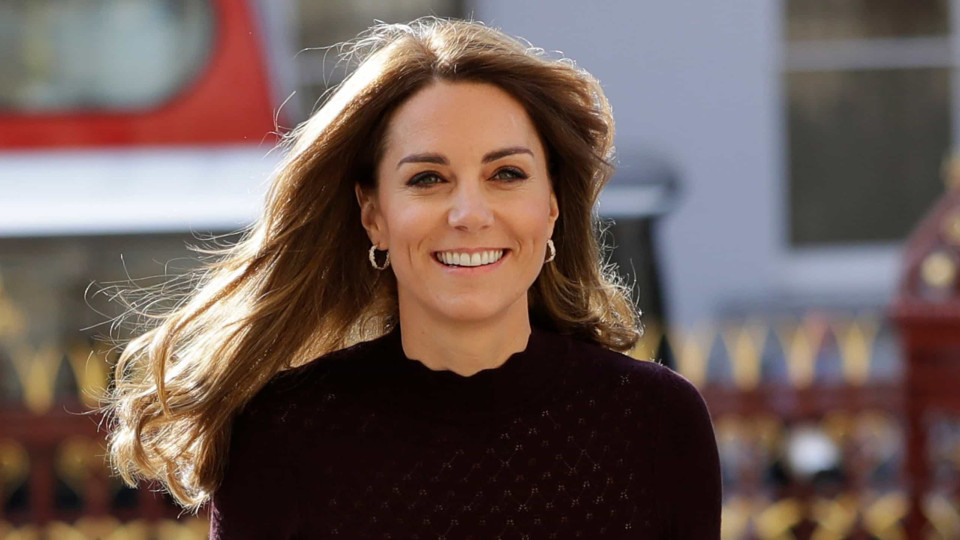 Inspiração de outono! Kate Middleton deslumbra em evento surpresa