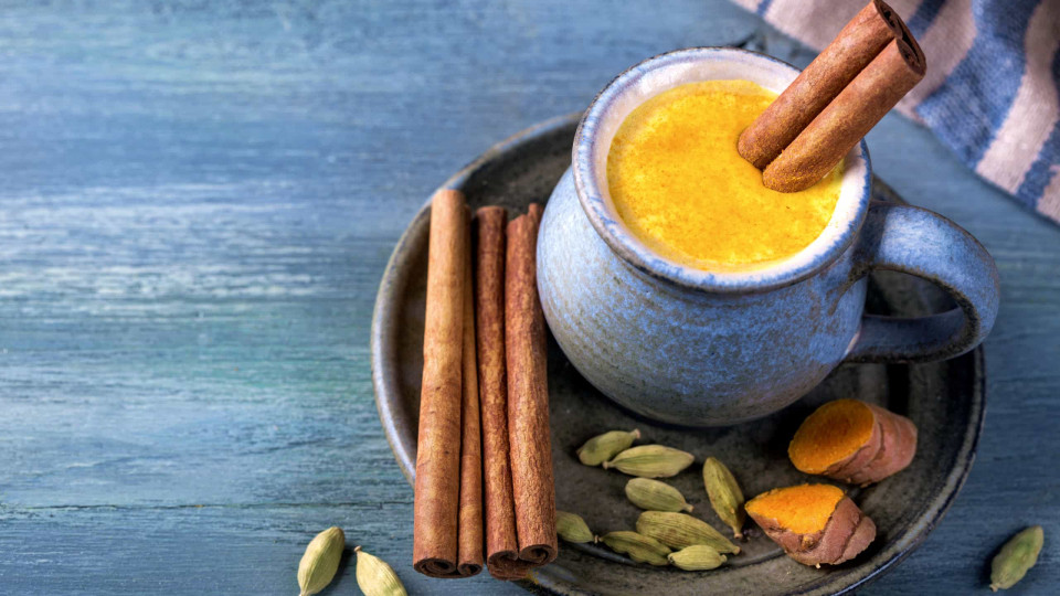 Chá de curcuma com coco: A receita que emagrece e combate a inflamação