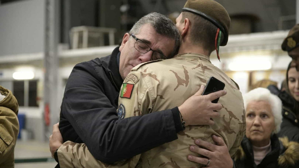 Abraços e lágrimas no regresso dos militares portugueses a casa