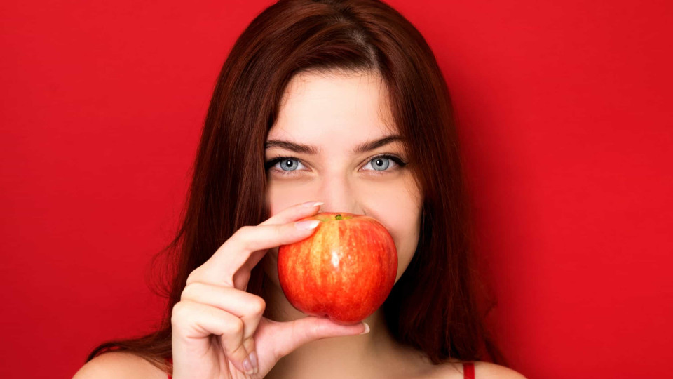 Comer uma maçã dá (mais) fome?
