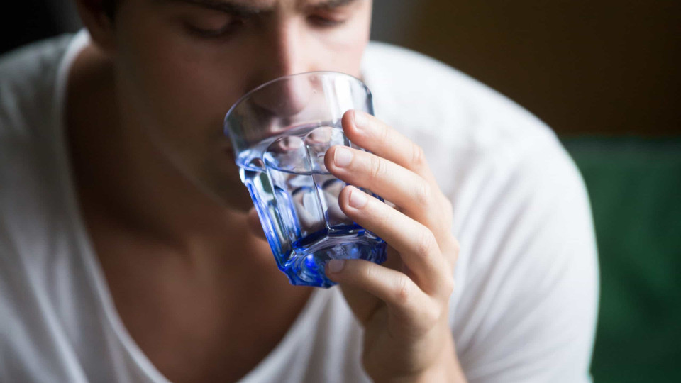 Quatro mitos sobre beber água que podem ser prejudiciais para a saúde