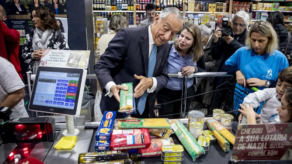 Marcelo enche carrinho apela a todos que doem "pelo menos um produto"