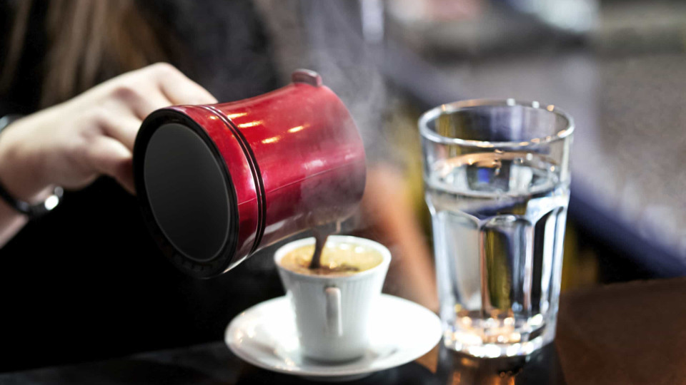 Beber água antes ou depois do café? Eis a questão