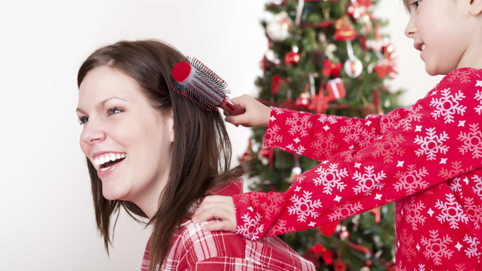 Truques para prolongar o seu penteado de Natal