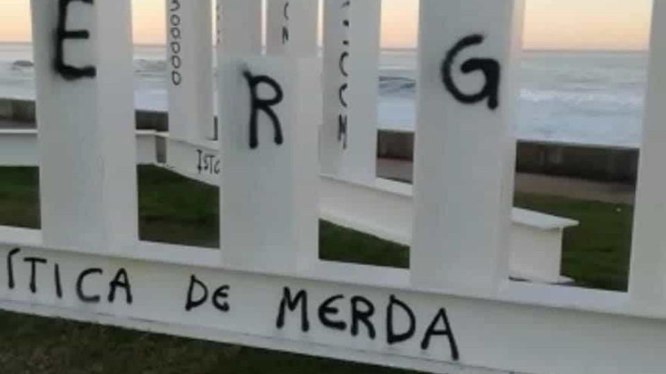 Obra vandalizada em Leça da Palmeira. "Vergonha", "300 mil euros", lê-se