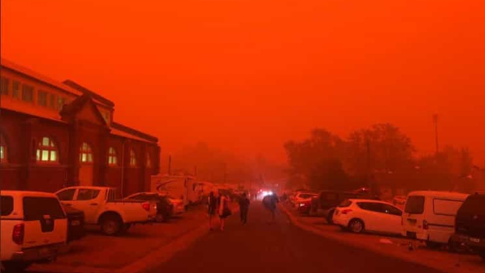 O inferno na Austrália. A escuridão e os céus vermelhos ao meio-dia