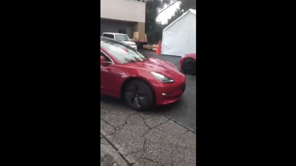 Tesla revela que carros poderão falar com peões. Veja o vídeo