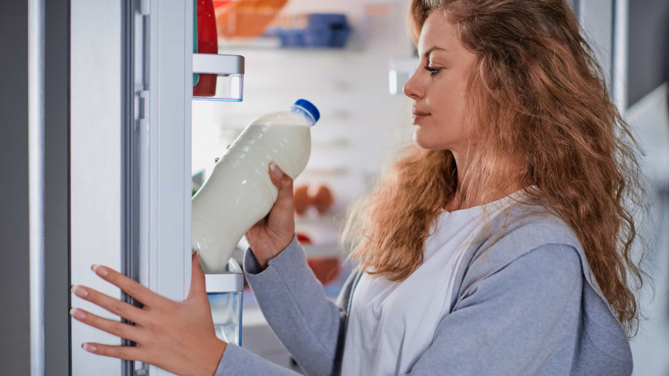 Quanto tempo dura um pacote de leite aberto no frigorífico?