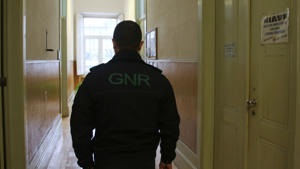 GNR encerra destilaria ilegal em Leiria e identifica três homens