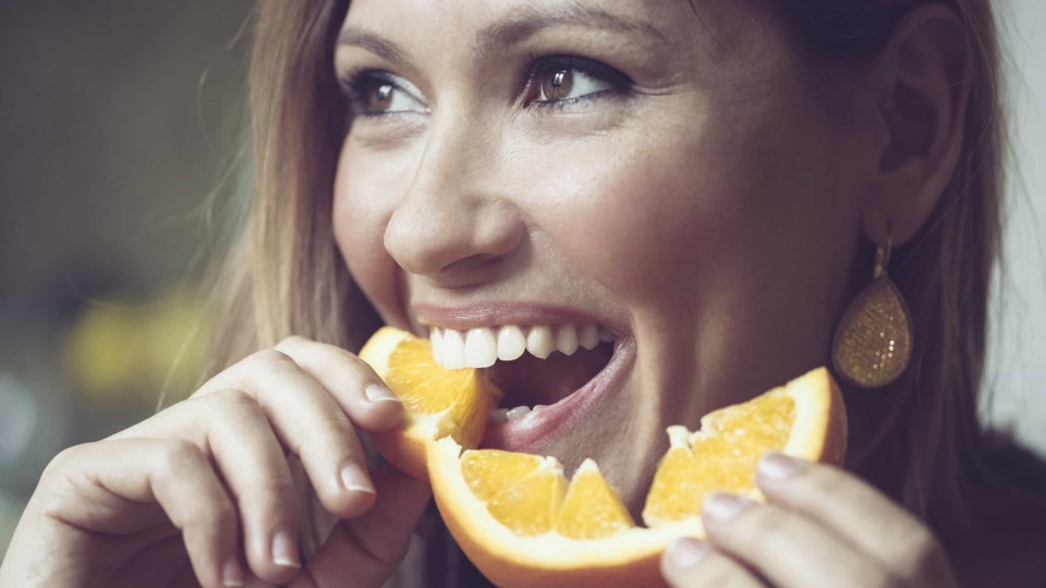 Mito ou facto: Faz mal comer laranja à noite?