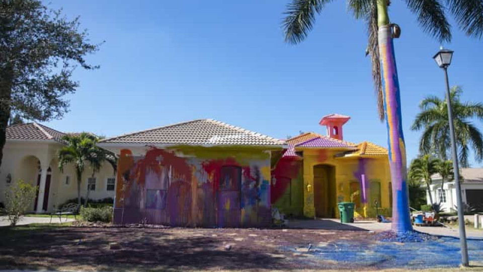 Casa na Flórida foi salpicada com várias cores e parece um cartoon
