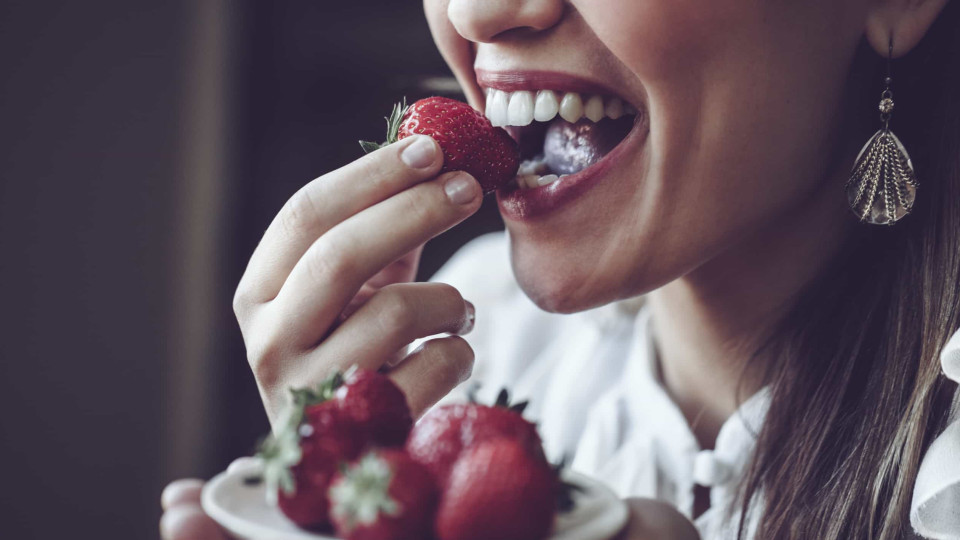 Estética: O morango é uma fruta poderosa para a pele. Entenda