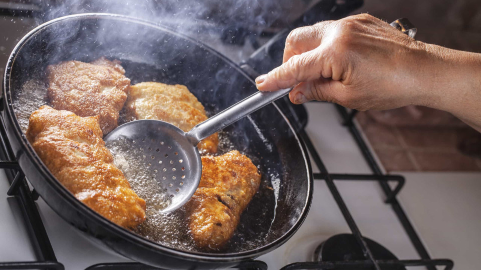 Afinal, quantas vezes posso reutilizar o óleo para fritar alimentos?