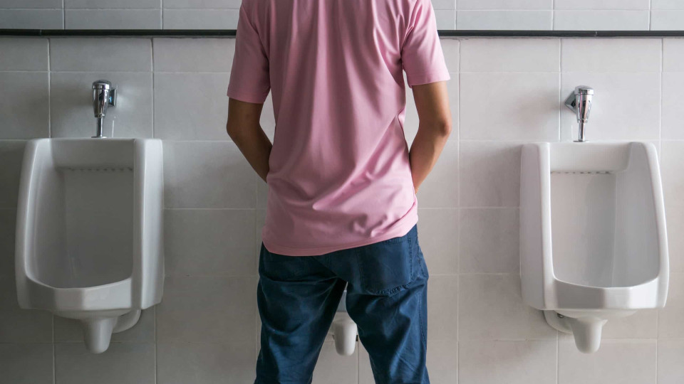 É mais saudável para os homens urinar de pé ou sentados? Ciência responde