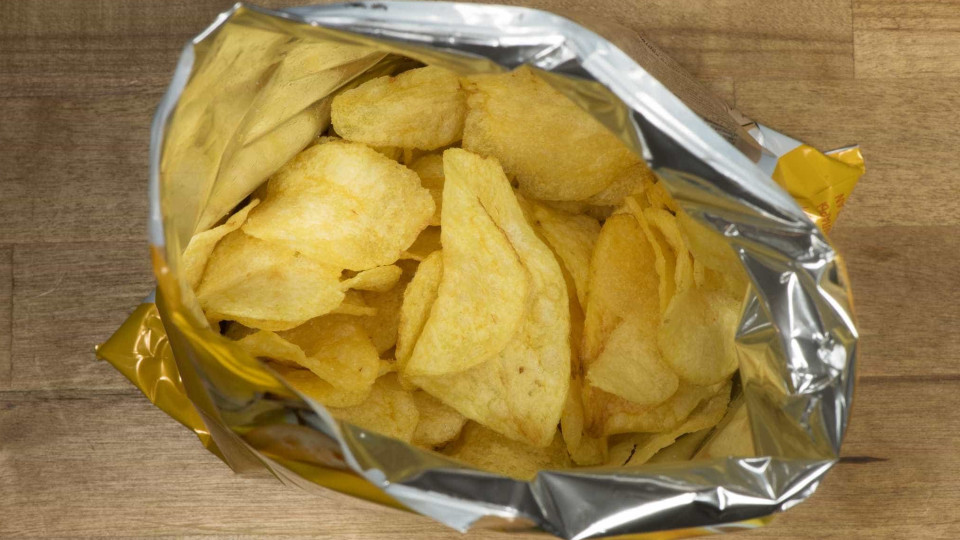 Por que razão os pacotes de batatas fritas nunca são cheios até o topo?