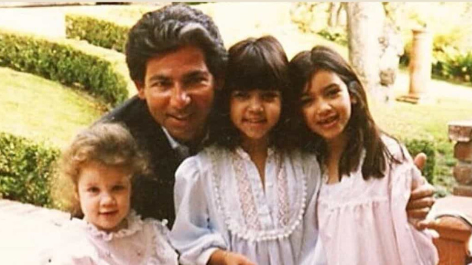 Irmãs Kardashian recordam o pai com fotos nunca antes vistas da família
