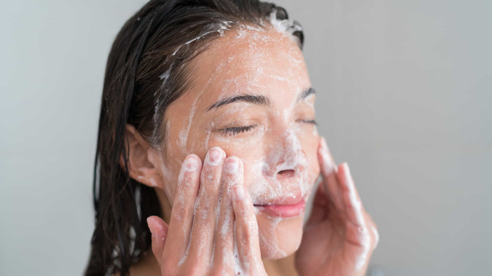 Benefícios de esfoliar a pele, e a frequência com que o deve fazer