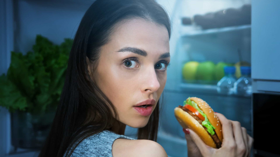 O leitor perguntou: Comer antes de ir dormir faz mal à saúde?