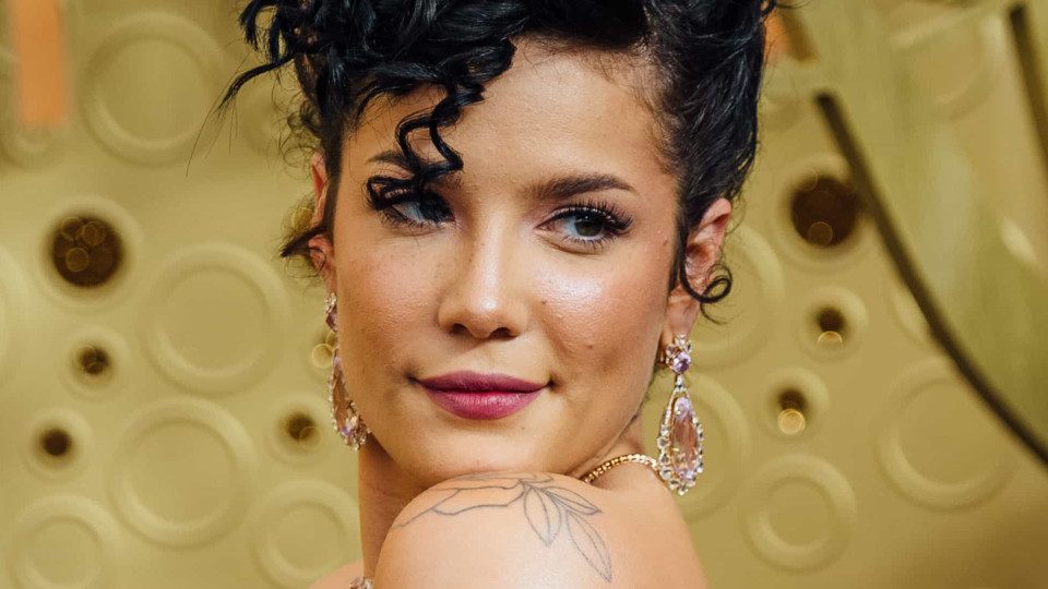 Ao sofrer três abortos, Halsey confessa que se sentiu "inadequada"