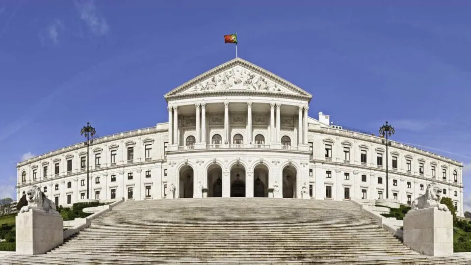 Parlamento vai receber petição para monumento aos Direitos Humanos