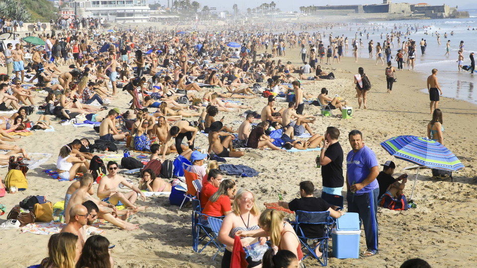 Multidão nas praias no dia em que OMS declara Covid-19 como pandemia