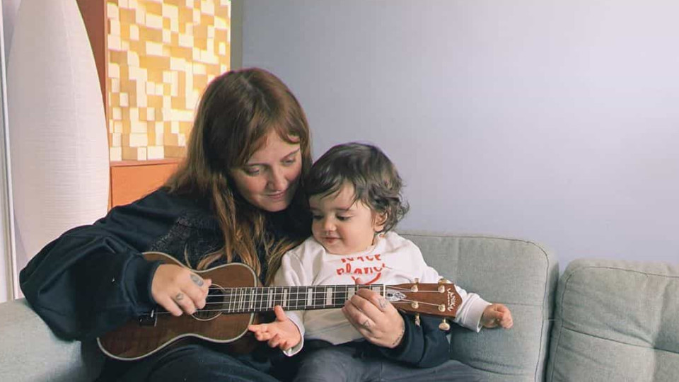 Vídeo. Filho mais novo de Carolina Deslandes encantado com guitarra