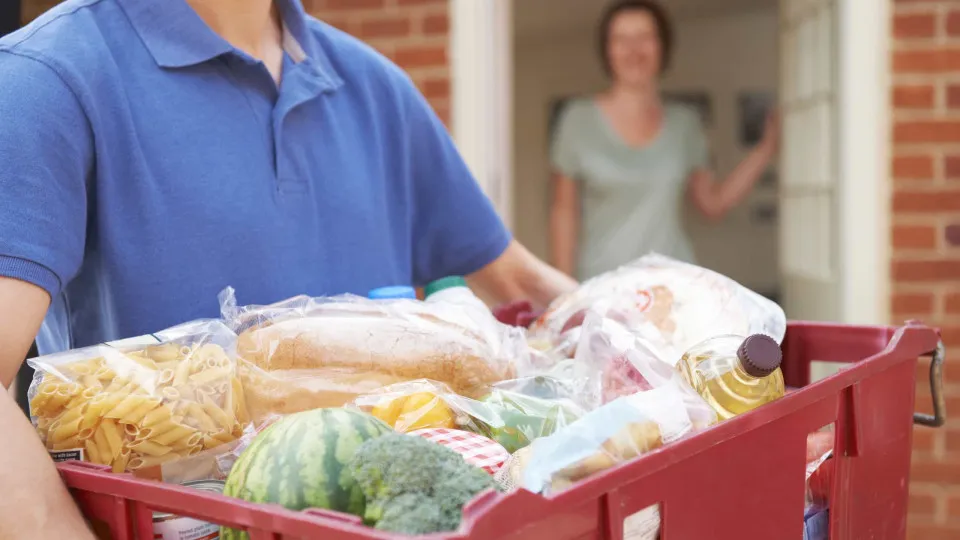 Plataforma faz entregas em casa de farmácias, refeições e supermercado