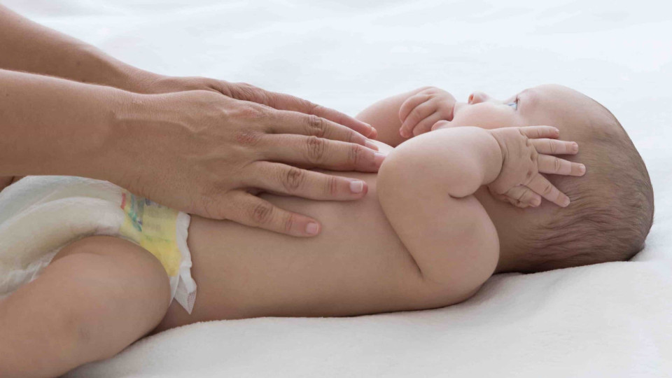 Bebé mais tranquilo: Aprenda a fazer a massagem do bebé em casa...online