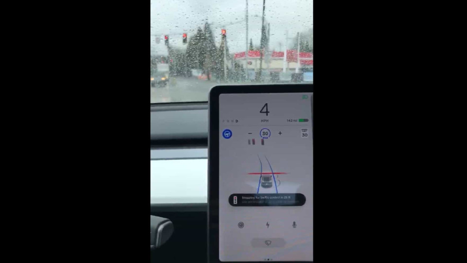 O Autopilot da Tesla já é capaz de reconhecer sinais de trânsito