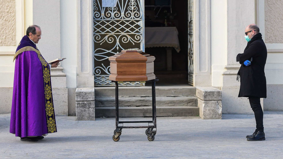 O padre, o filho e a mãe. A irreparável solidão dos funerais em Itália