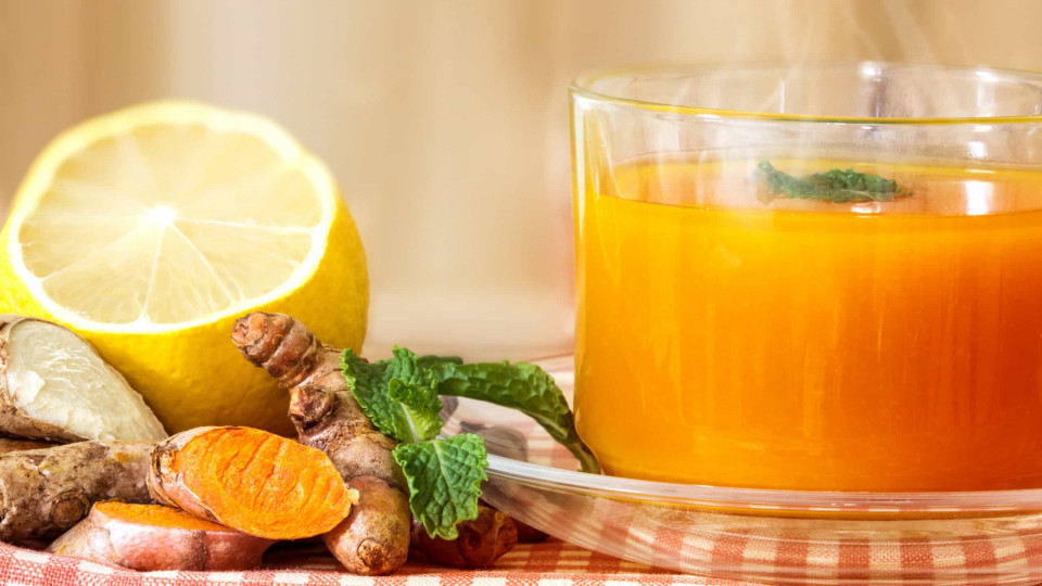 Chá de curcuma, limão e gengibre para fortalecer o sistema imunitário