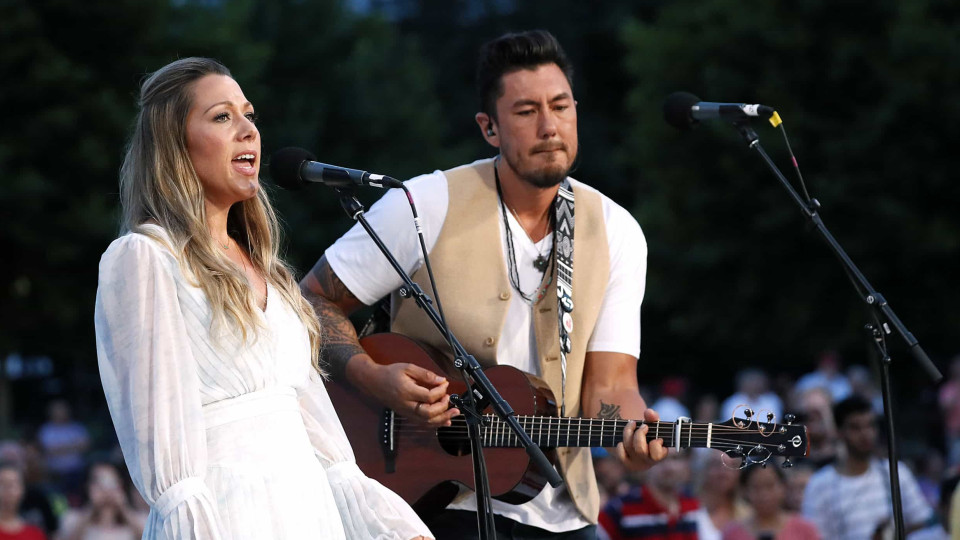 Colbie Caillat confirma fim de relação de 10 anos com Justin Young