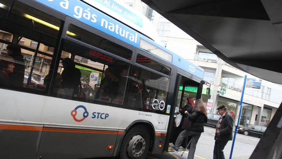 Entrada pelas traseiras em autocarros do Porto