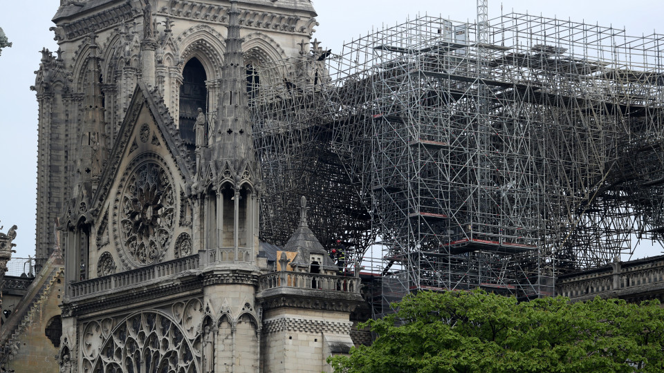 Macron mantém prazo para reconstrução da Notre-Dame apesar da pandemia